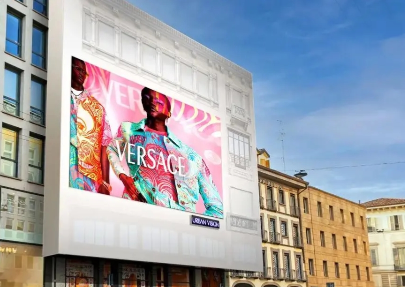 城市中的璀璨明珠:戶外大型 LED 顯示屏